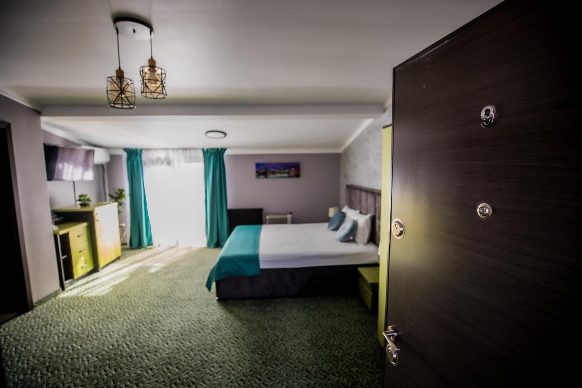 Nelana Hostel Клуж-Напока Екстериор снимка