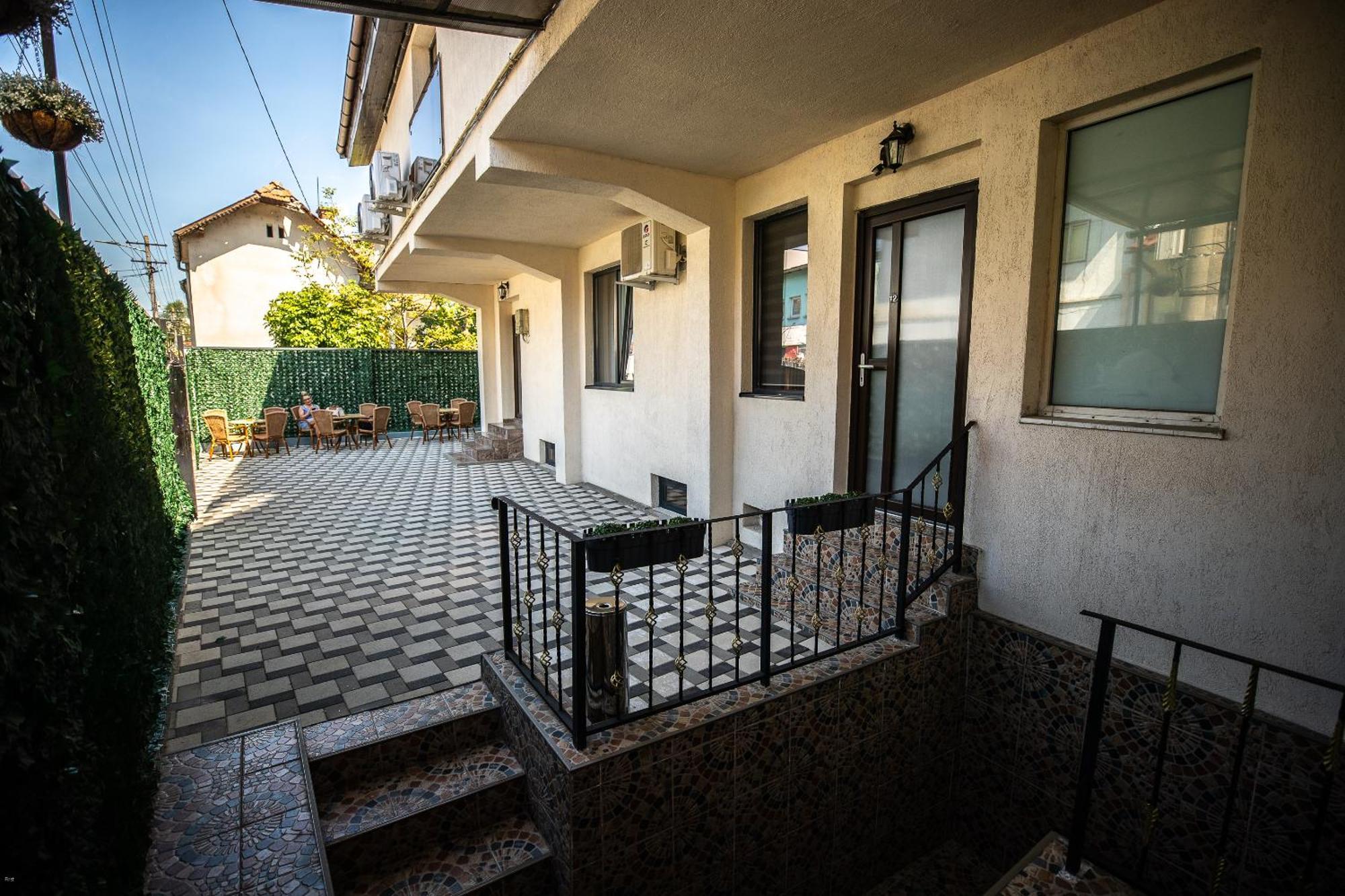 Nelana Hostel Клуж-Напока Екстериор снимка