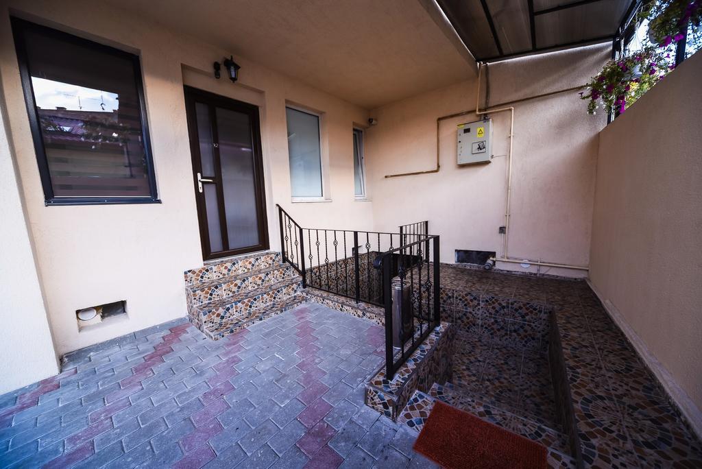 Nelana Hostel Клуж-Напока Екстериор снимка