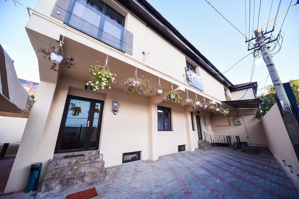 Nelana Hostel Клуж-Напока Екстериор снимка